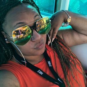 Meet your Posher, Deandra